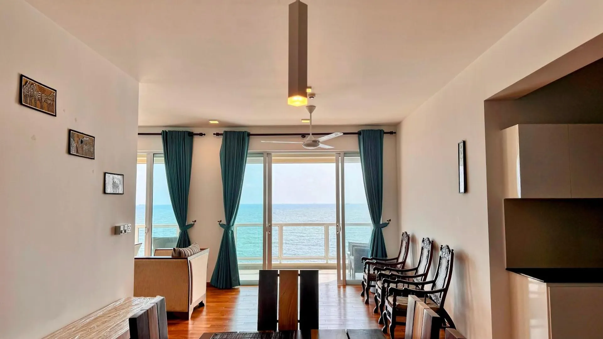 Luxury Oceanfront Penthouse In Uswetakeiyawa Lägenhet 0*,