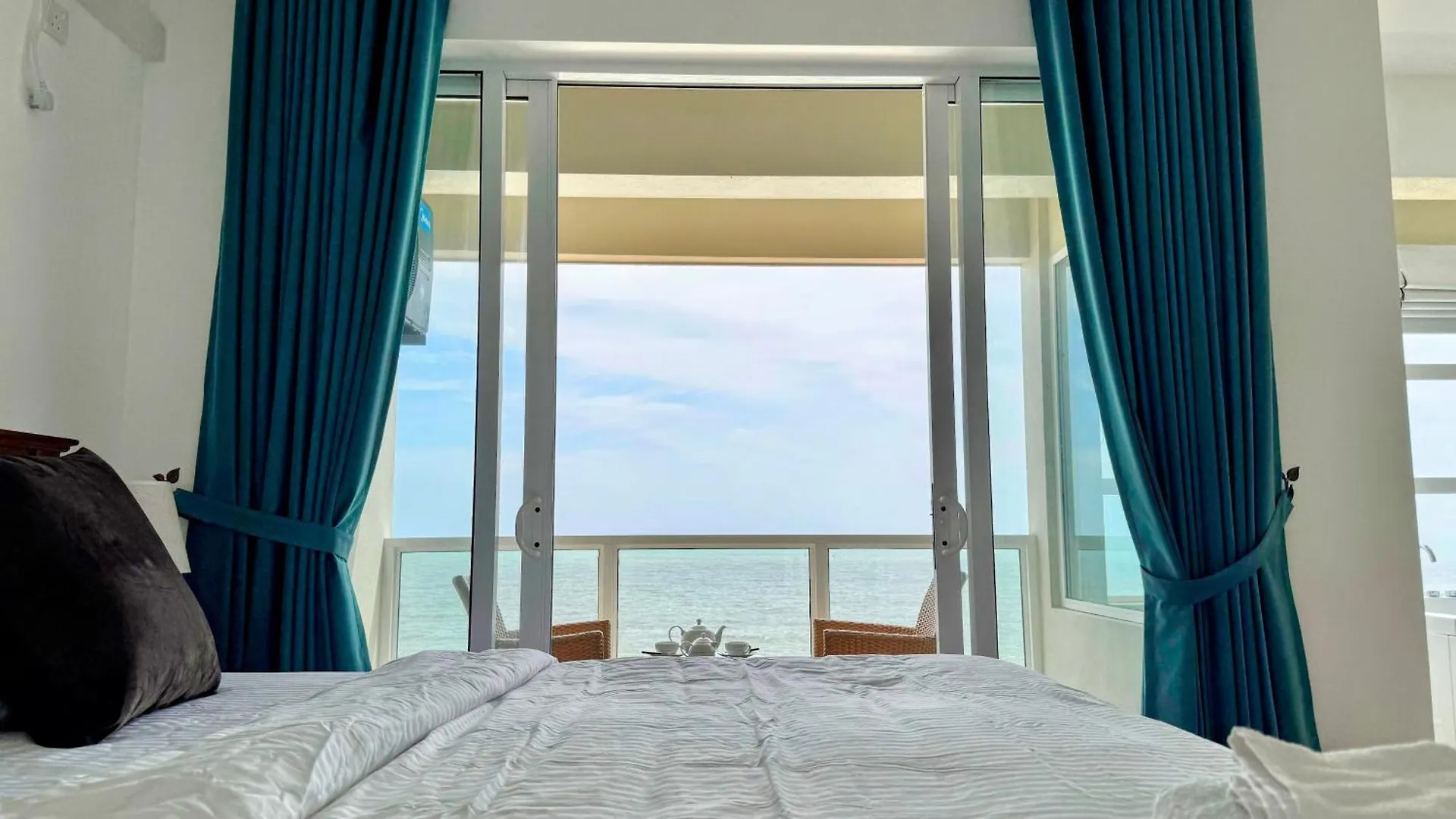 Luxury Oceanfront Penthouse In Uswetakeiyawa Lägenhet