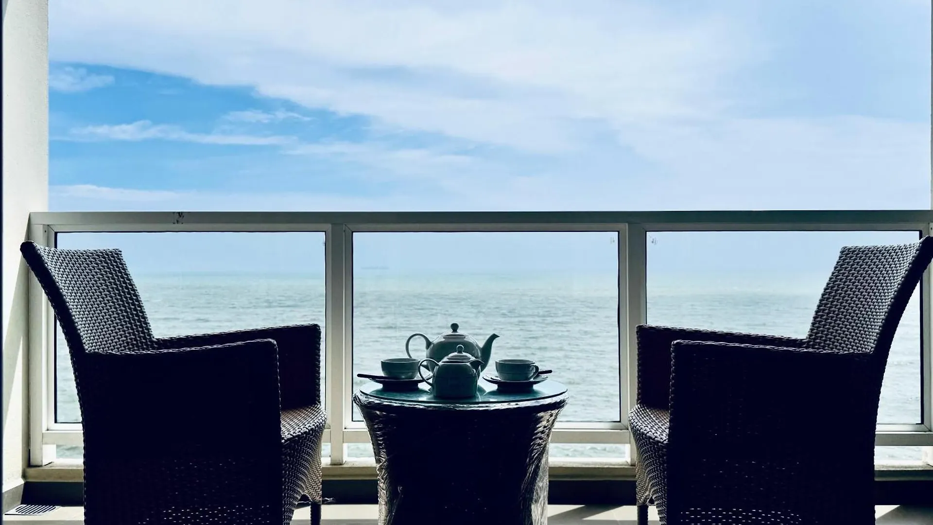 Luxury Oceanfront Penthouse In Uswetakeiyawa Lägenhet