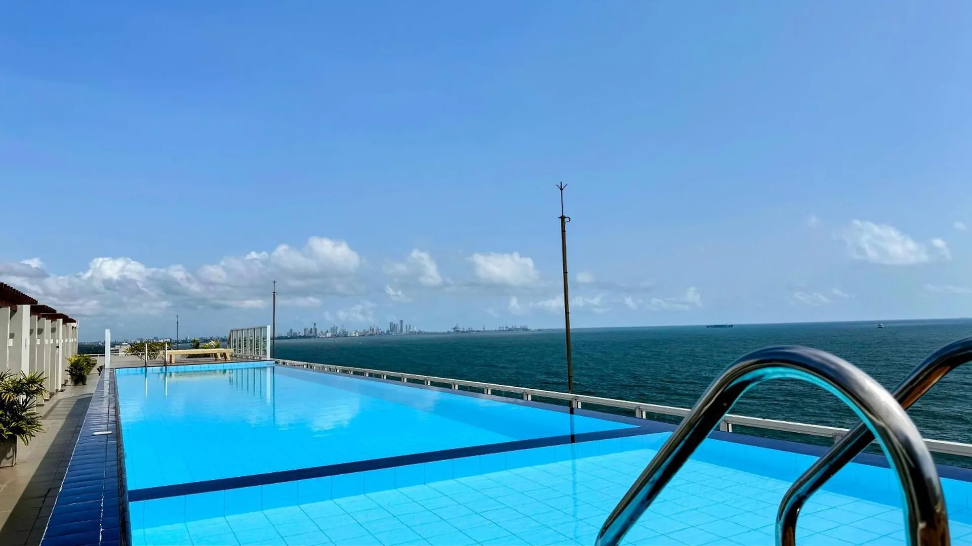 Luxury Oceanfront Penthouse In Uswetakeiyawa Lägenhet