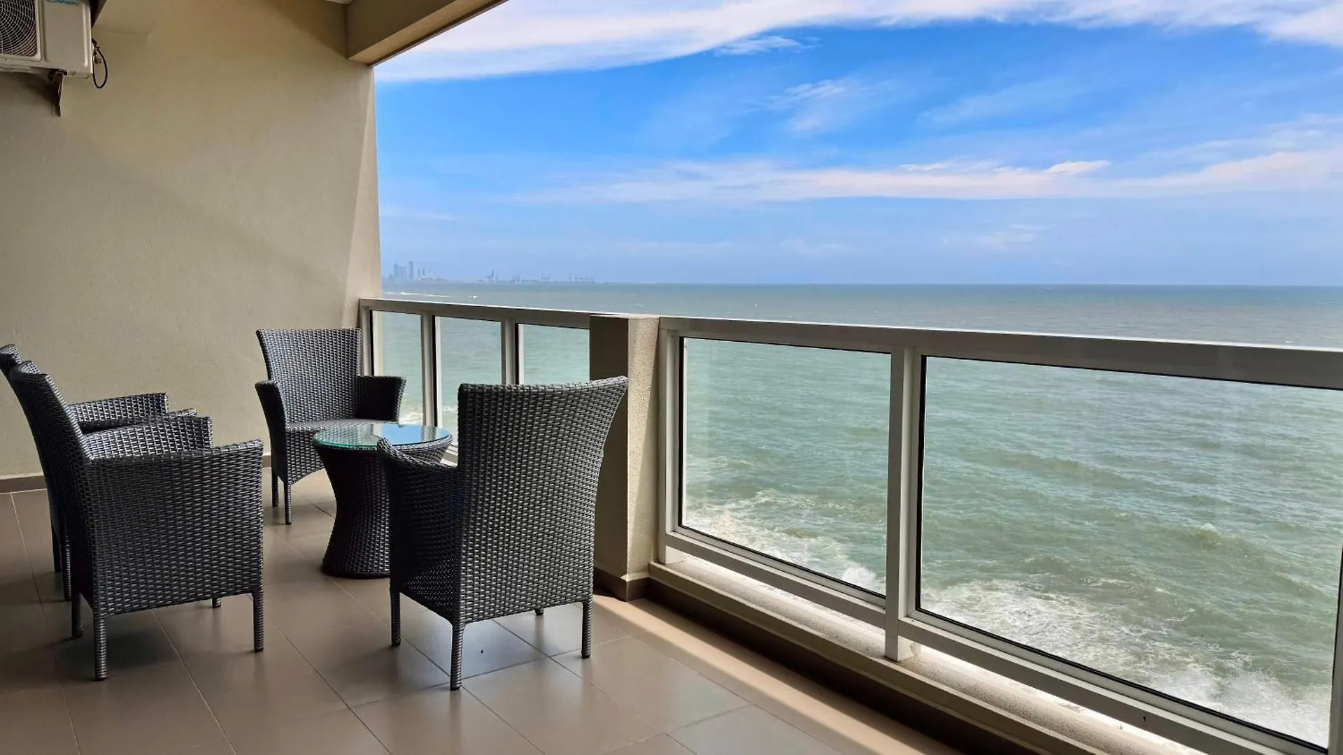 Luxury Oceanfront Penthouse In Uswetakeiyawa Lägenhet Sri Lanka