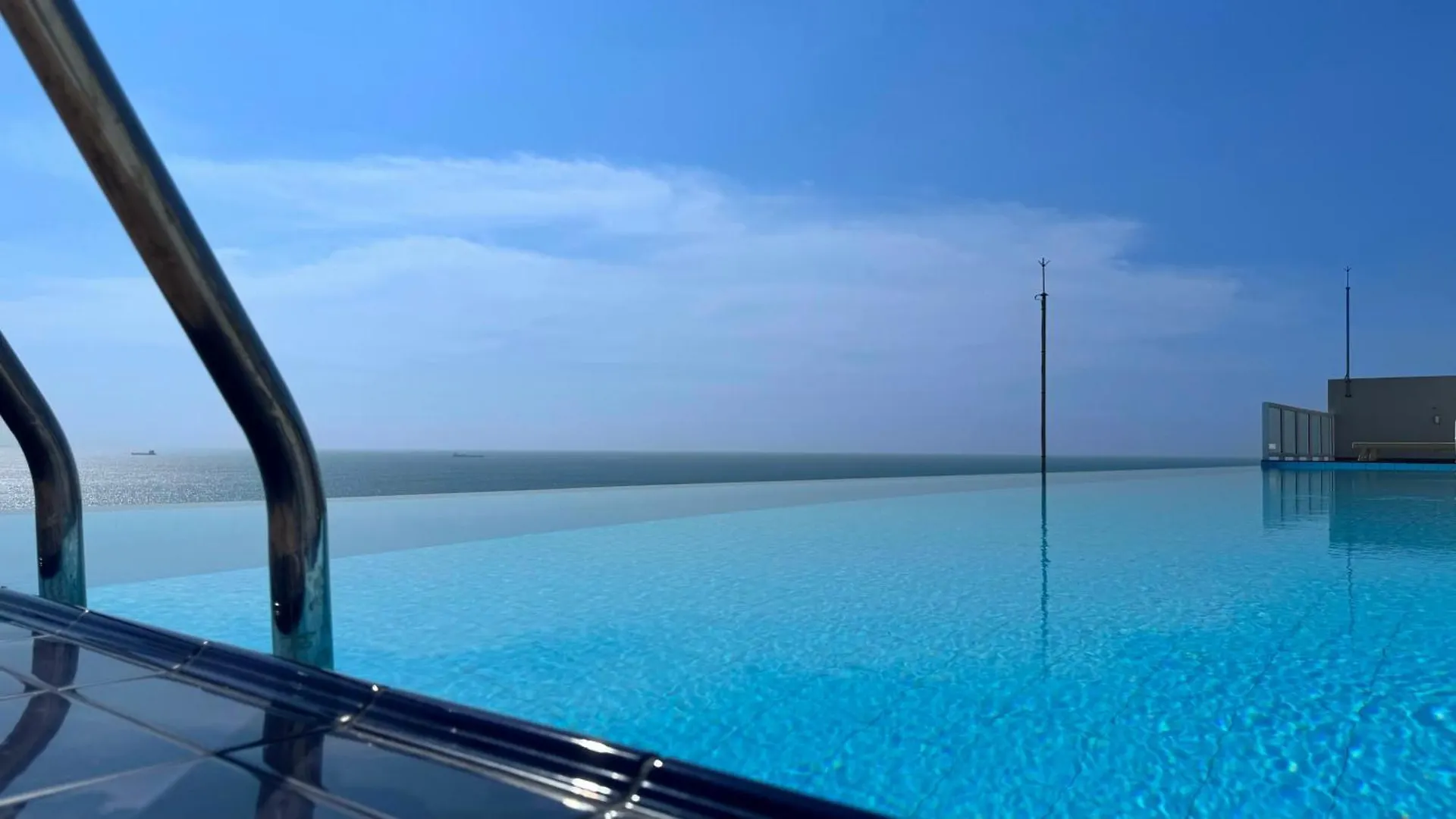 Luxury Oceanfront Penthouse In Uswetakeiyawa Lägenhet