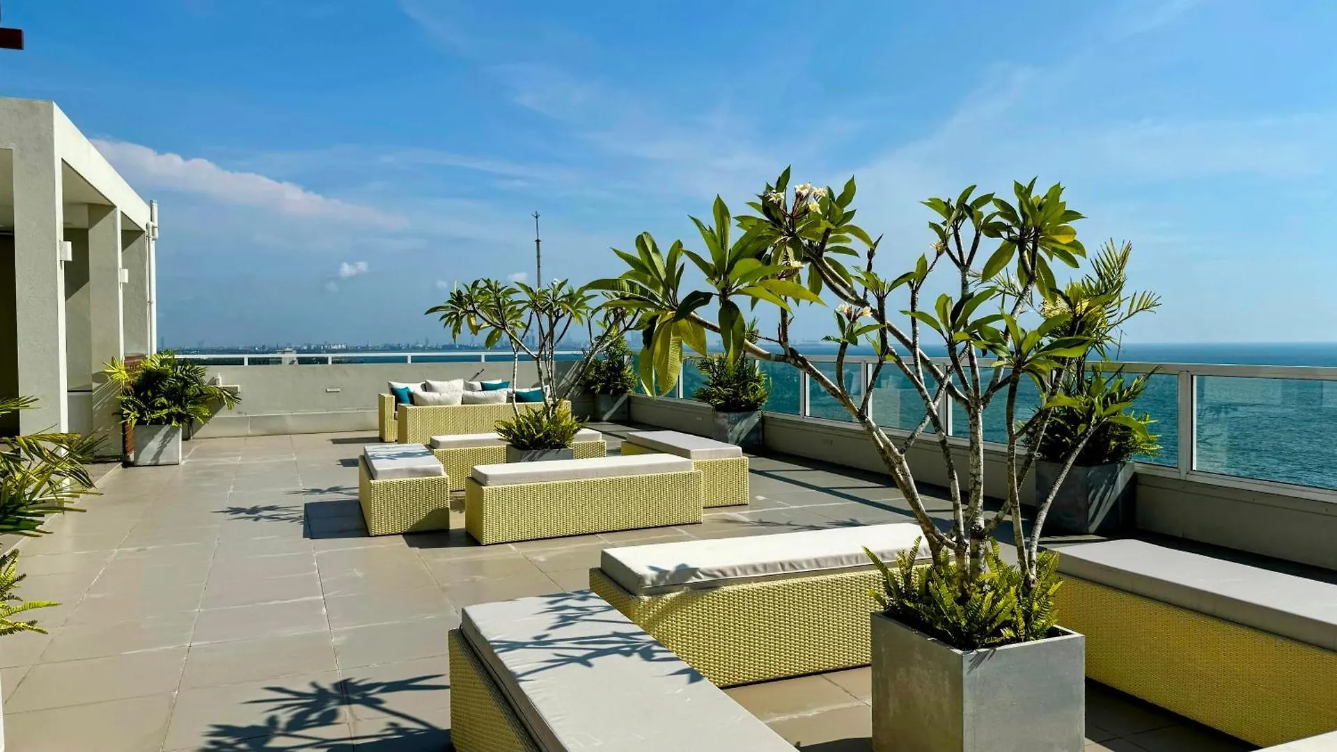 Luxury Oceanfront Penthouse In Uswetakeiyawa Lägenhet