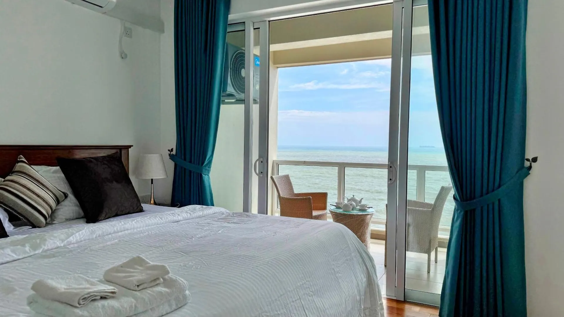 Luxury Oceanfront Penthouse In Uswetakeiyawa Lägenhet Sri Lanka
