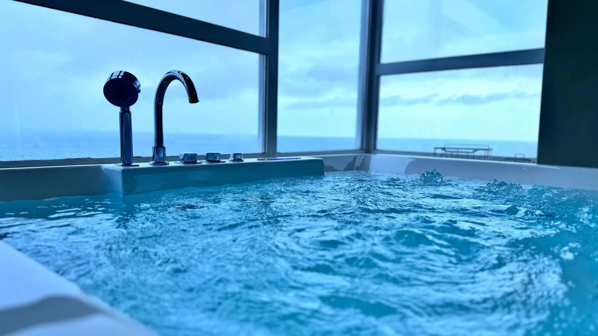 Luxury Oceanfront Penthouse In Uswetakeiyawa Lägenhet
